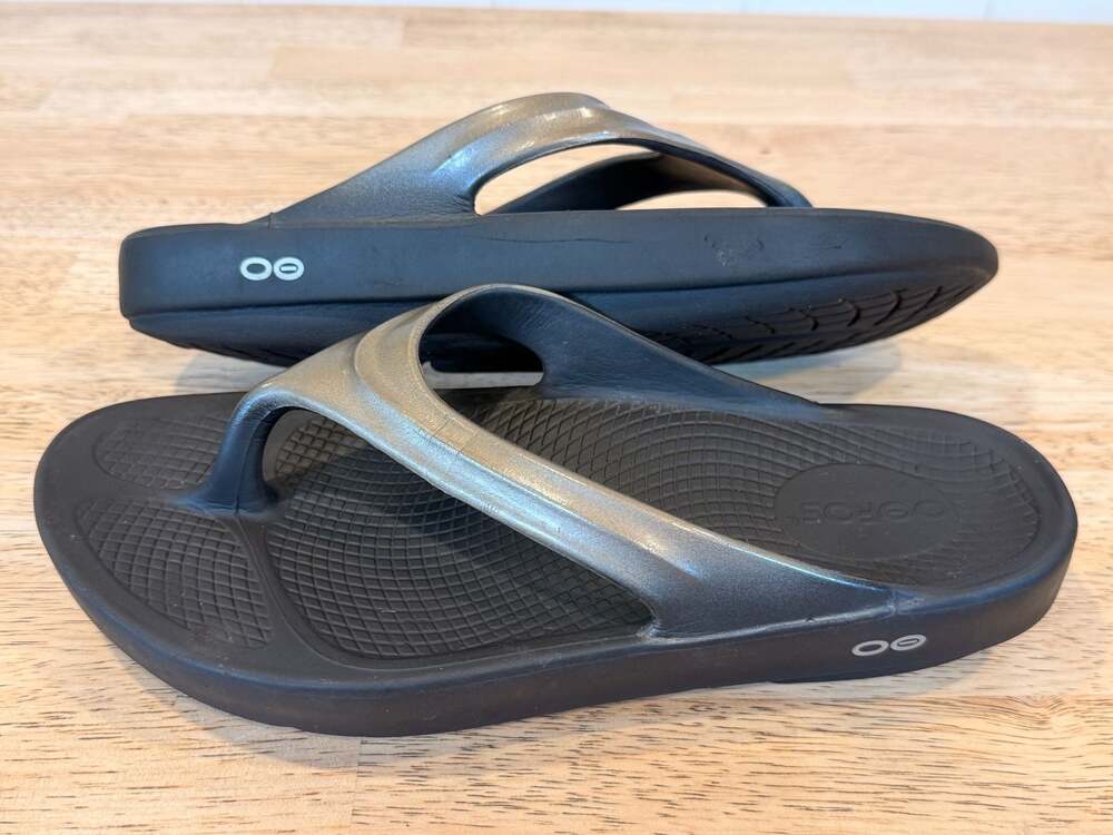OOFOS OOlala Luxe Recovery Sandals Women's Size 9 Black Metallic